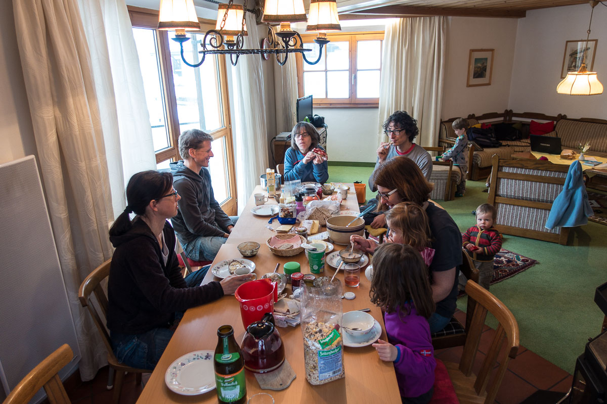 Im geräumigen Wohnzimmer der großen Wohnung können auch größere Gruppen gemeinsam Frühstücken