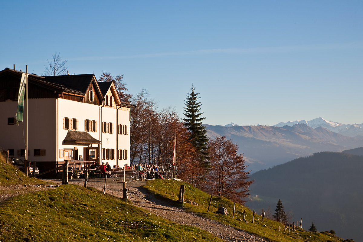 Die Gaudeamushütte in der Abendsonne vor dem Panorama des Alpenhauptkammes 